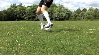 Learn how to play soccer – Roulette turn panna combo – Football futbol fussball Soccer skills